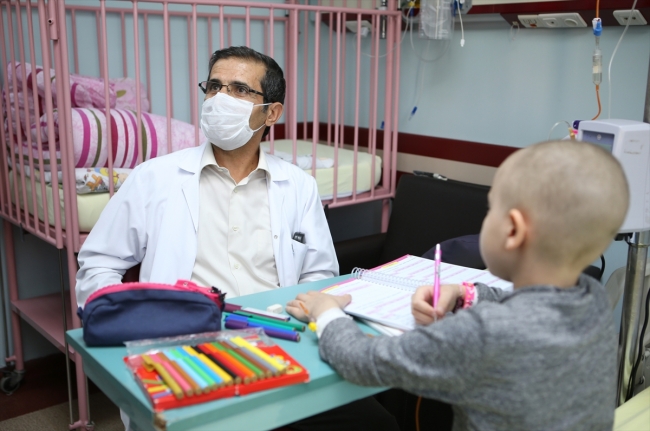 Lösemi hastası çocuklar eğitimlerine hastanede devam ediyor